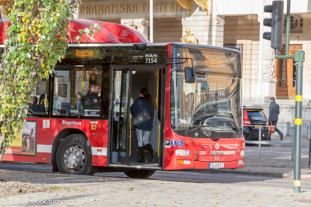 斯德哥尔摩,瑞典-10 月 26 日︰ 客运公车沿着这条街的城市,瑞典-2016 年 10 月 26 日