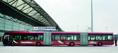 长25米载300人 世界最长公交车亮相上海